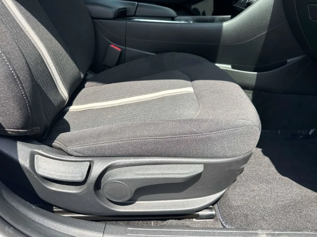 Used 2025 White Hyundai SEL image 17