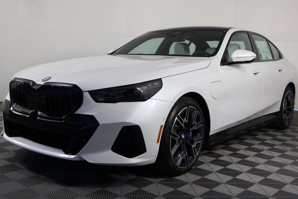 New 2027 Mineral White Metallic BMW 550e xDrive image 1