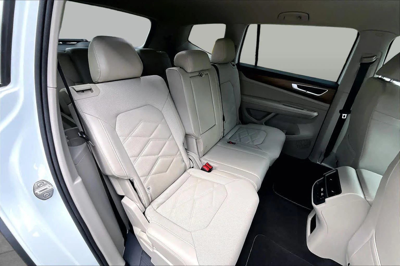 Used 2024 Pure White Volkswagen 2.0T SE image 19