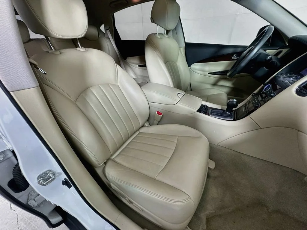 Used 2017 White INFINITI  image 37