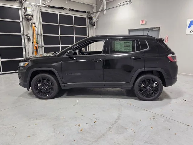 New 2026 Diamond Black Crystal Pearlcoat Jeep Latitude image 4