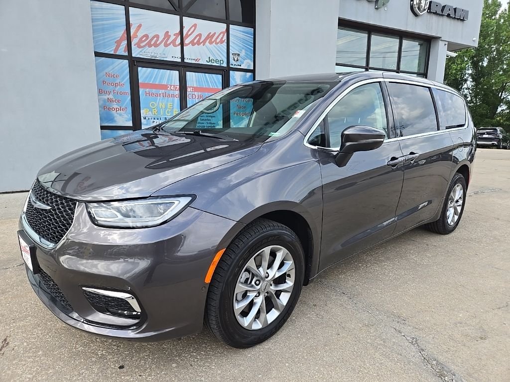 Used 2023 Chrysler Pacifica Touring L with VIN 2C4RC3BG8PR556325 for sale in Kansas City
