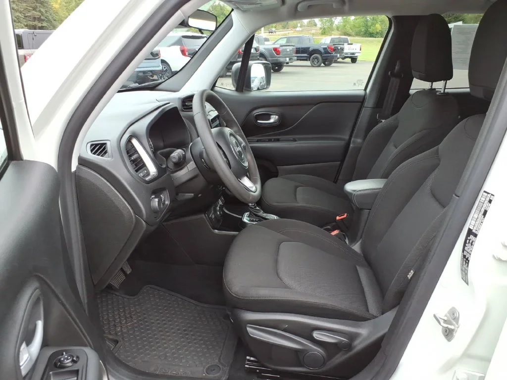 Used 2023 White Jeep Latitude image 10