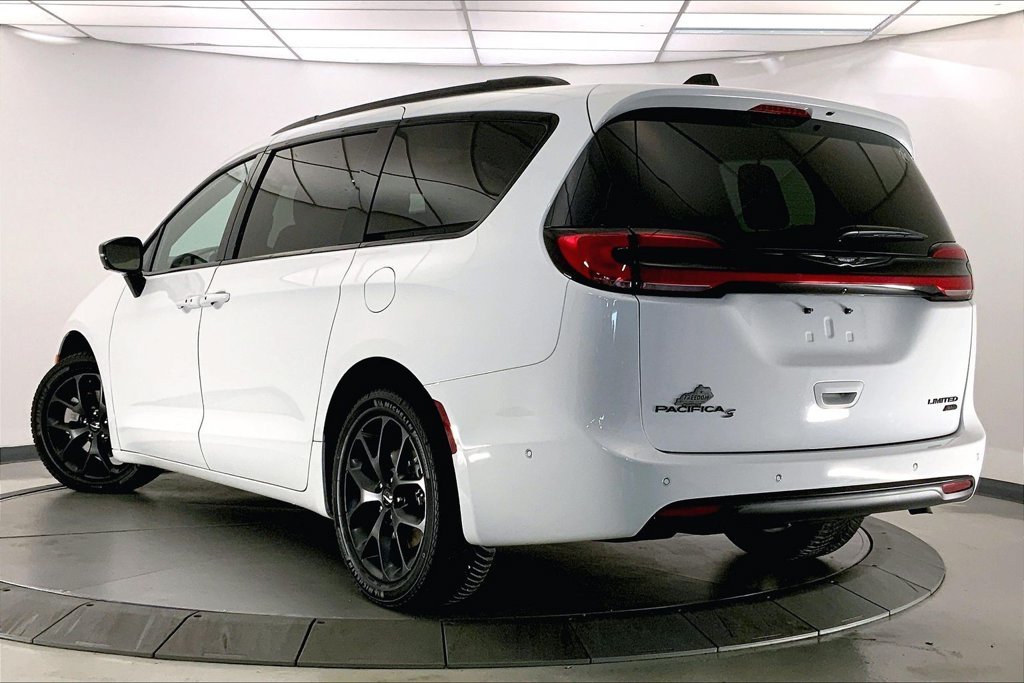 Used 2024 Bright White Clearcoat Chrysler Limited image 10