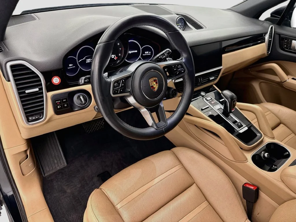 Used 2019  Porsche Base image 9