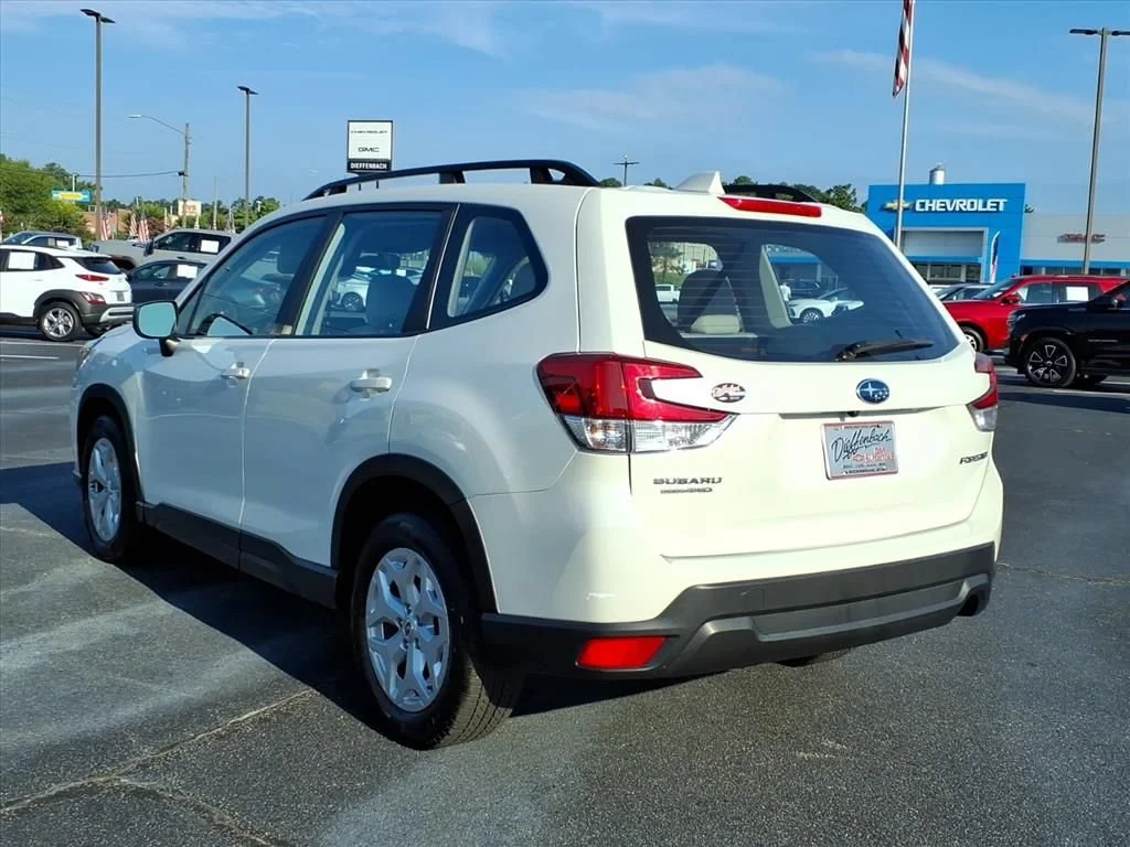 Used 2023 White Subaru  image 18