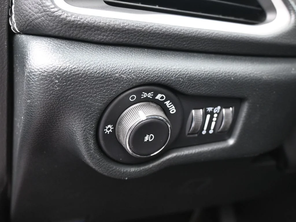New 2026 Red Hot Pearl-Coat Exterior Paint Chrysler Select image 14