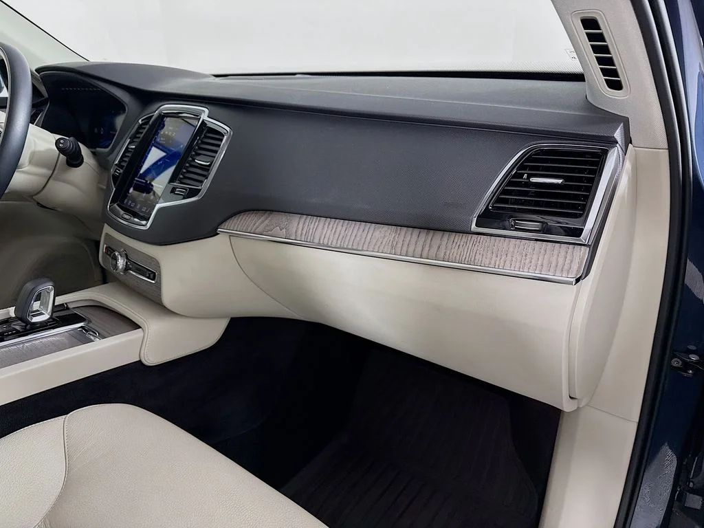 Certified Used 2023 Denim Blue Metallic Volvo B6 Plus 6-Seater image 25