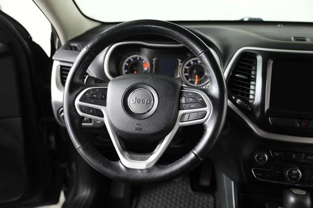 Used 2018 Gray Jeep Latitude Plus image 3