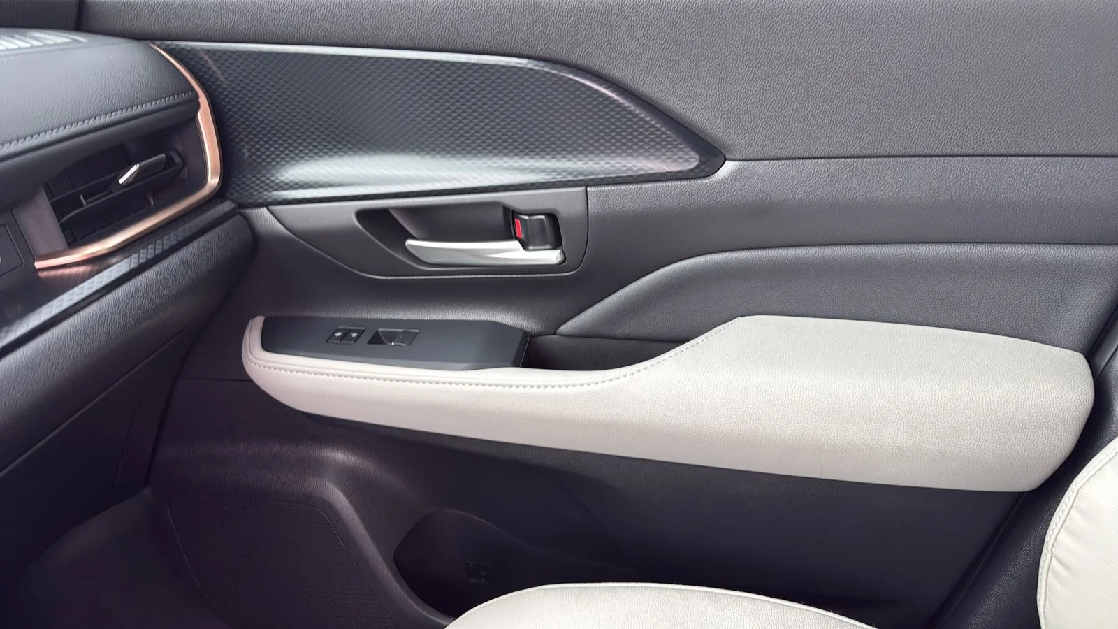 Used 2025 Blue Toyota MAX Platinum image 23