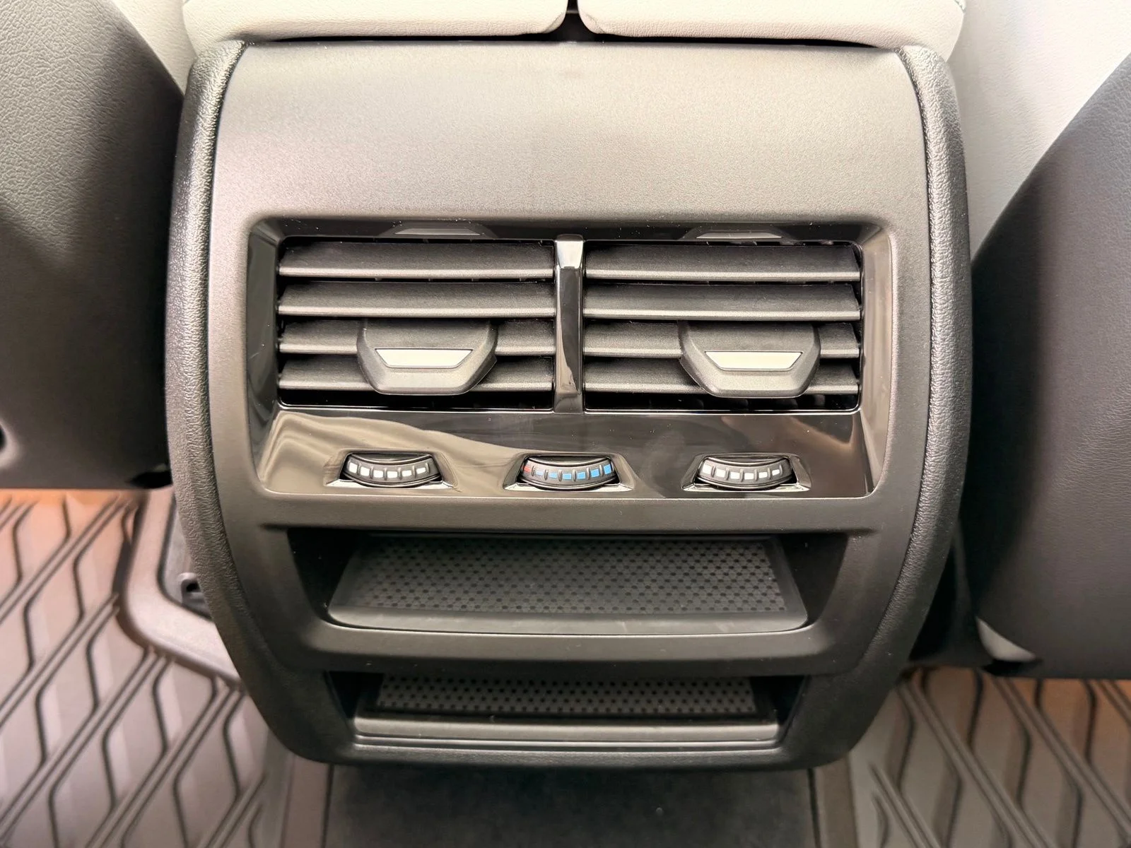 New 2026 Mineral White Metallic BMW xDrive40i image 16