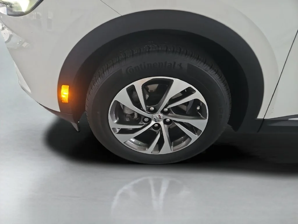 Used 2022 SUMMIT WHITE Buick Essence image 24