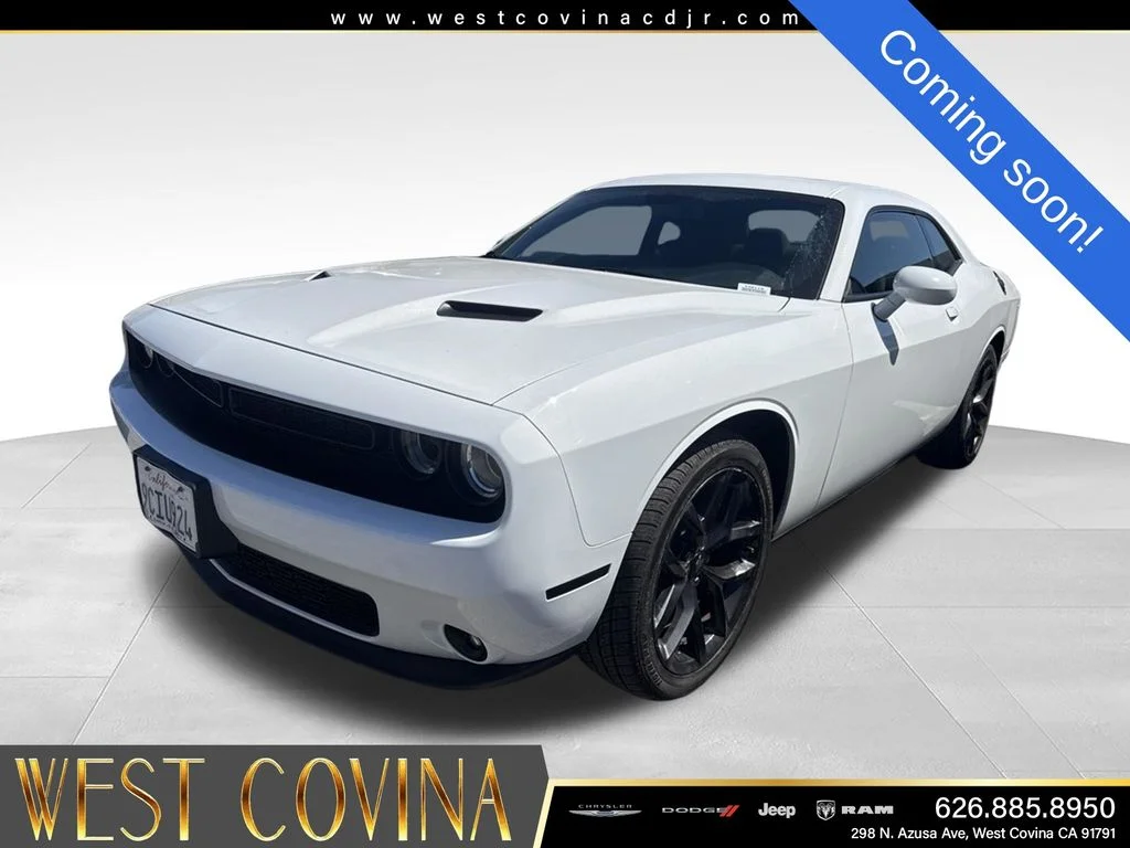 Used 2022 White Dodge SXT image 1