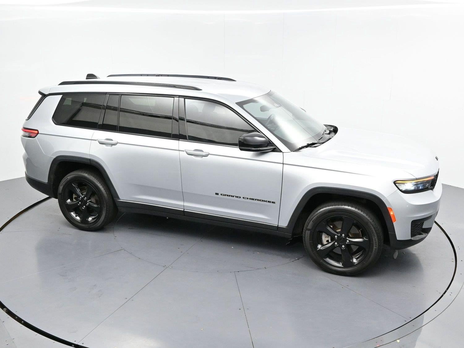 Used 2021 Silver Jeep Altitude image 34