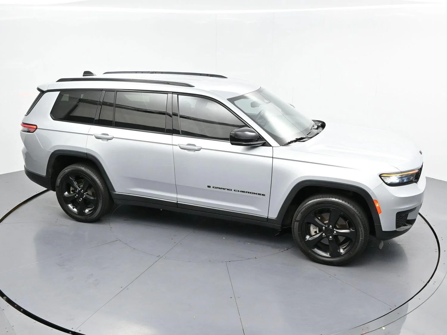 Used 2021 Silver Jeep Altitude image 34