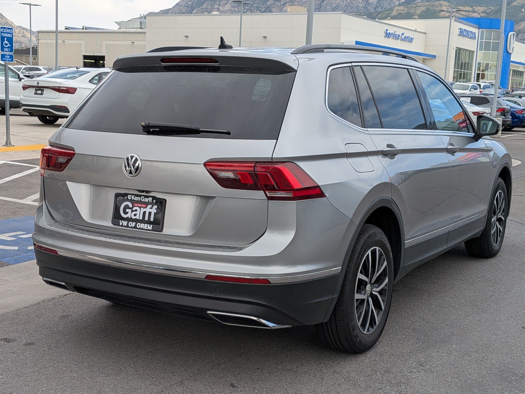 Used 2021 Pyrite Silver Metallic Volkswagen SE image 3