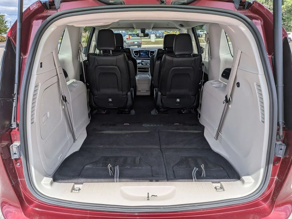 Used 2018 Red Chrysler Limited image 28