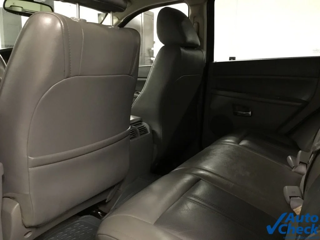 Used 2005 Red Jeep Limited image 28
