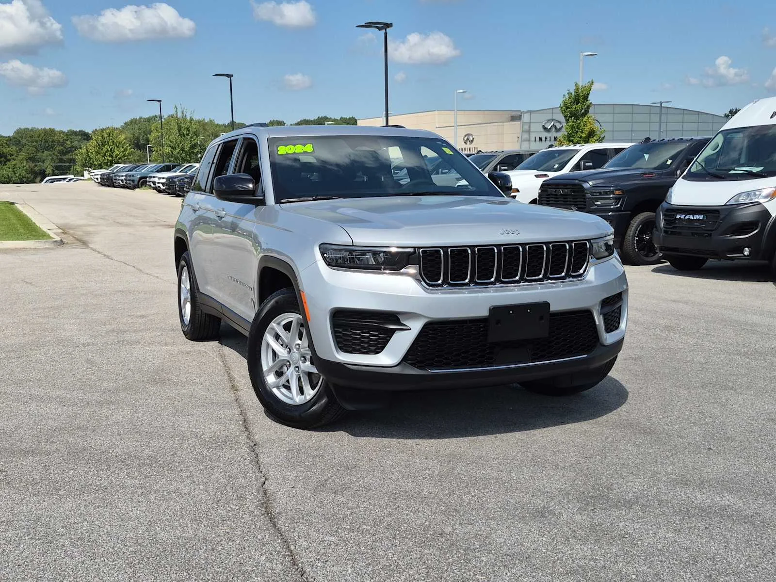 Used 2024 Jeep Grand Cherokee Laredo with VIN 1C4RJGAG2RC253261 for sale in Kansas City