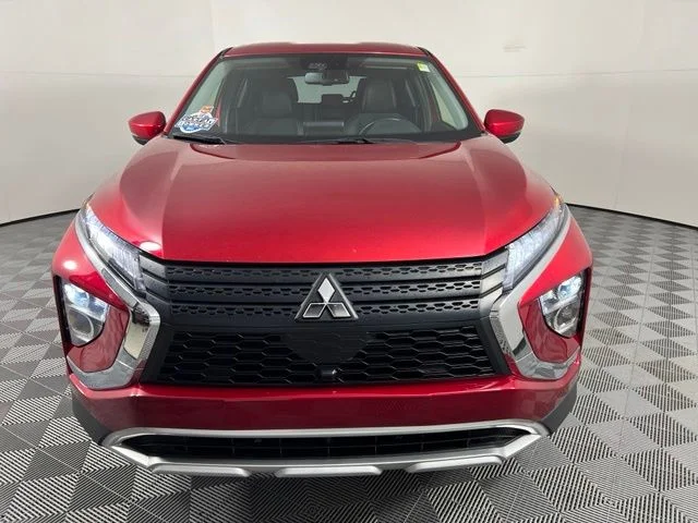 Used 2025 Lightning Blue Metallic Mitsubishi SE image 2