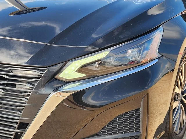 Used 2025 Super Black Clearcoat Nissan 2.5 SV image 7