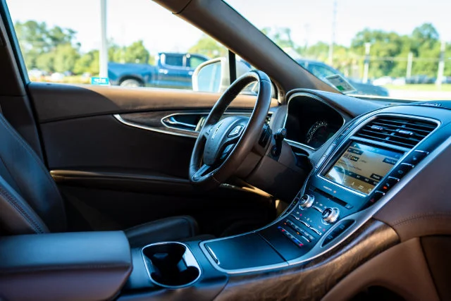 Used 2016 Luxe Metallic Lincoln Reserve image 23