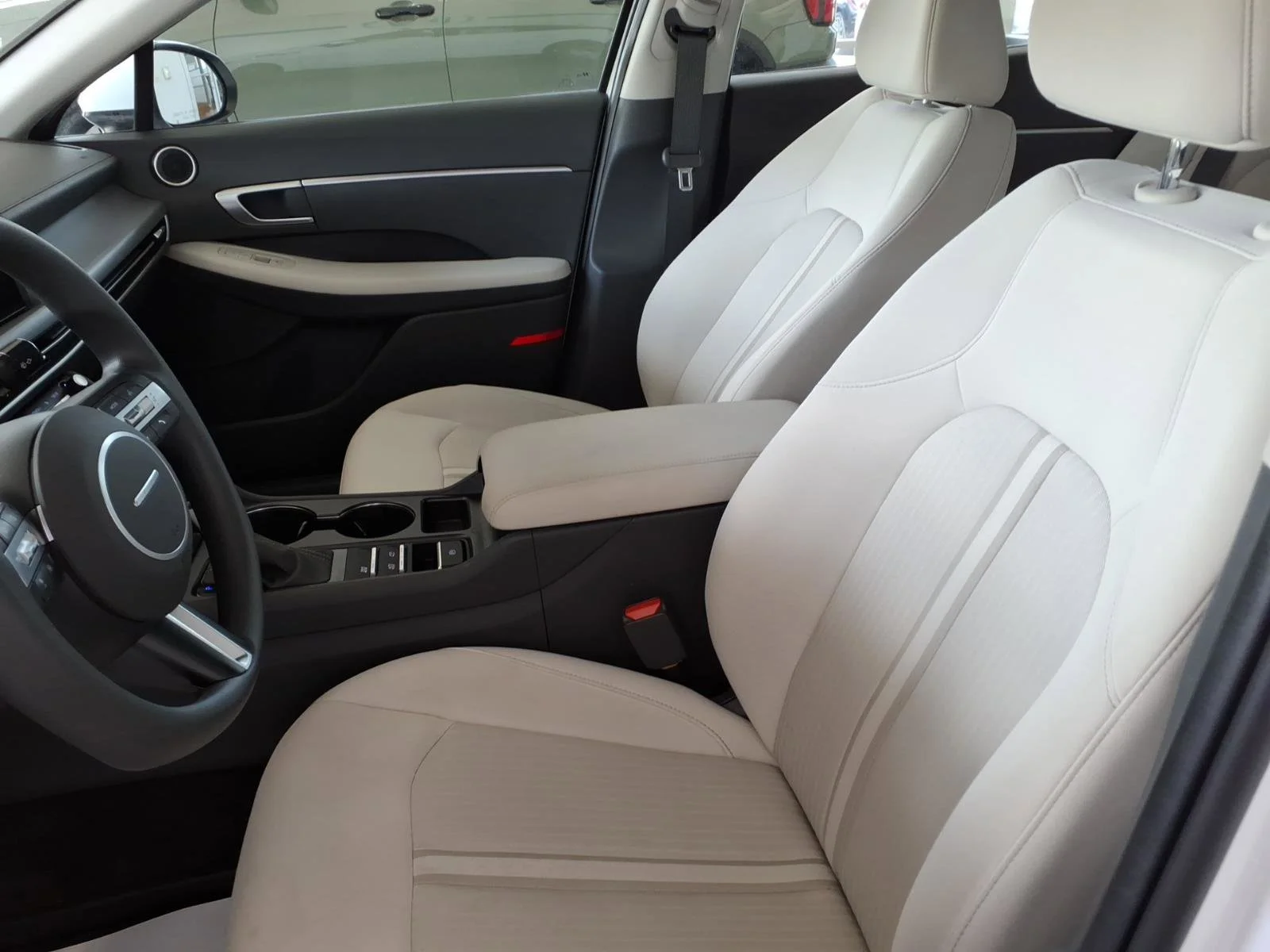Used 2025 Serenity White Hyundai SE image 10