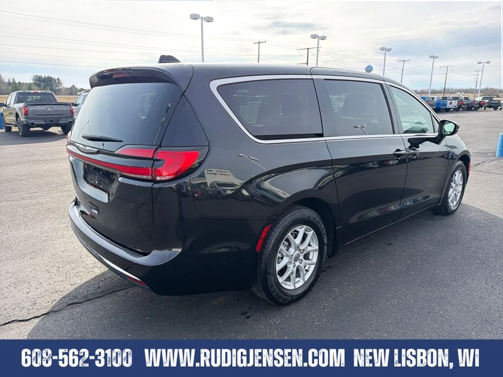 Used 2023 Brilliant Black Crystal Pearlcoat Chrysler Touring L image 5