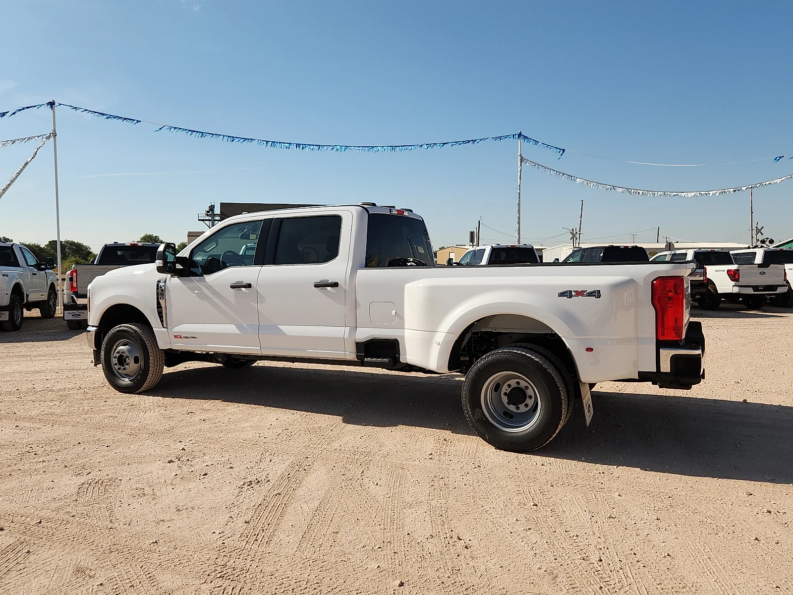 New 2027 Oxford White Ford XLT image 4