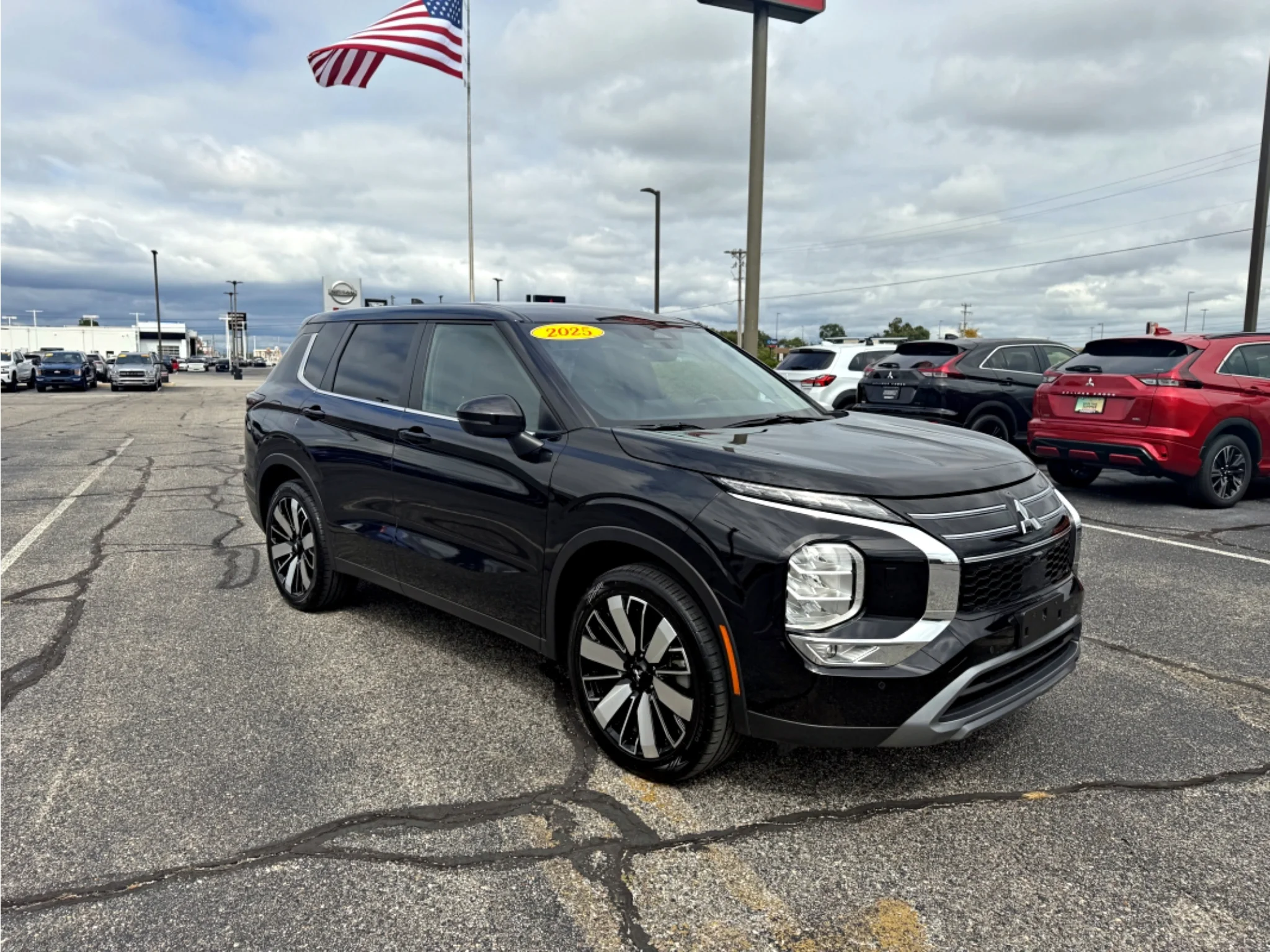 Used 2025 Black Mitsubishi SE image 4