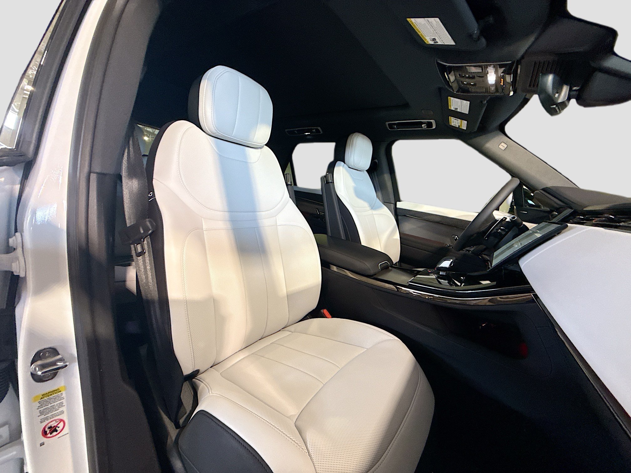 New 2026 Ostuni Pearl White LAND ROVER Dynamic SE image 16
