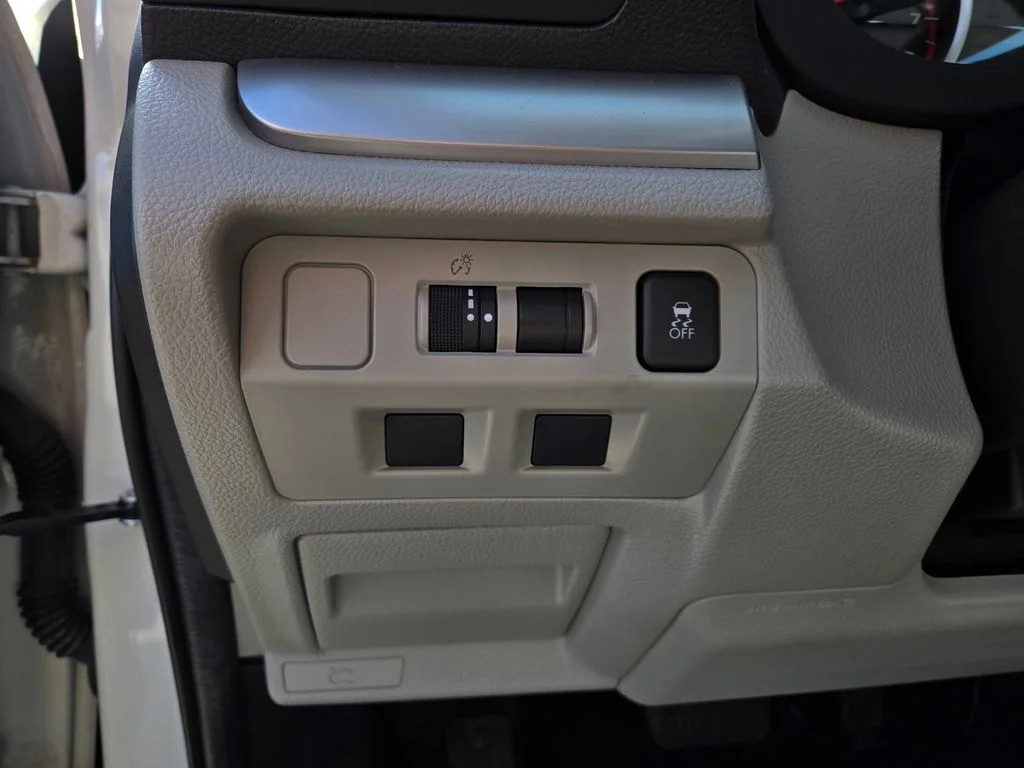 Used 2018 White Subaru 2.5i image 14