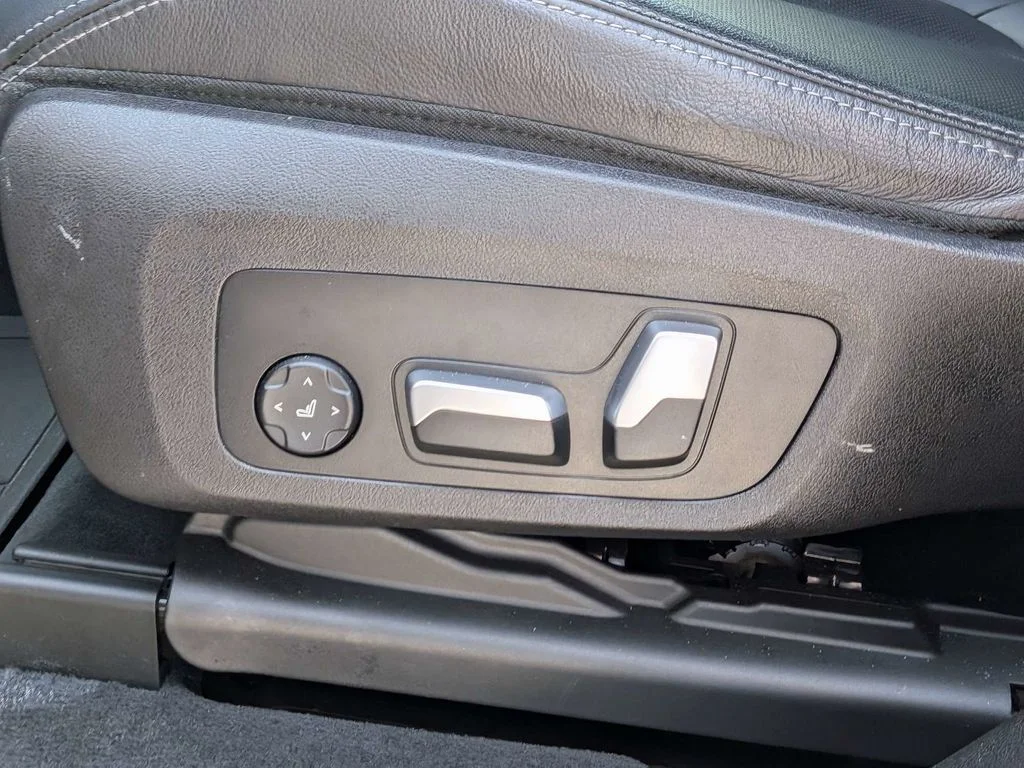 Used 2023 White BMW xDrive30i image 21