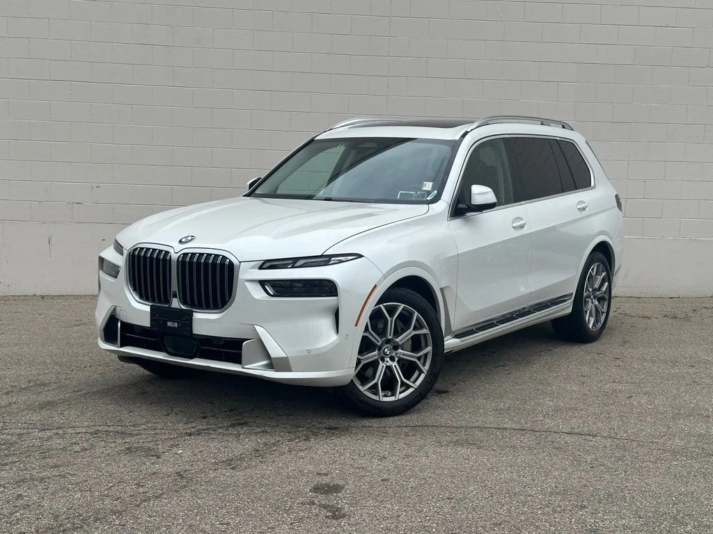 2025 BMW X7's photo