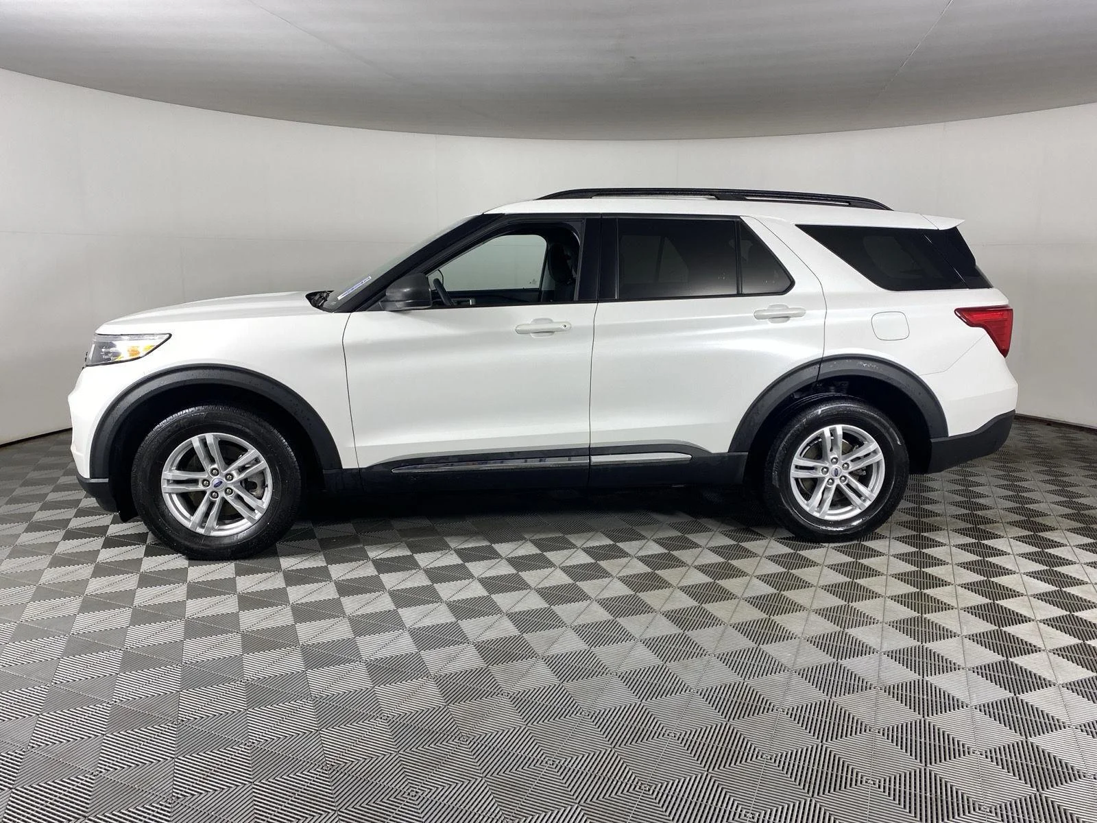Used 2024 Star White Metallic Tri-Coat Ford XLT image 4