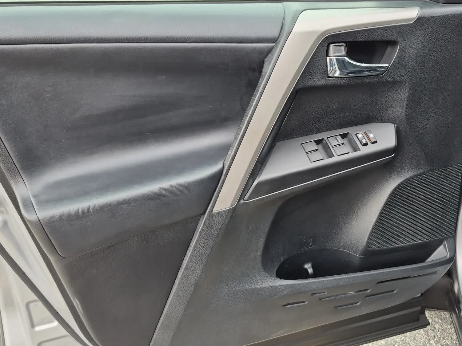 Used 2017 Silver Sky Metallic Toyota XLE image 11