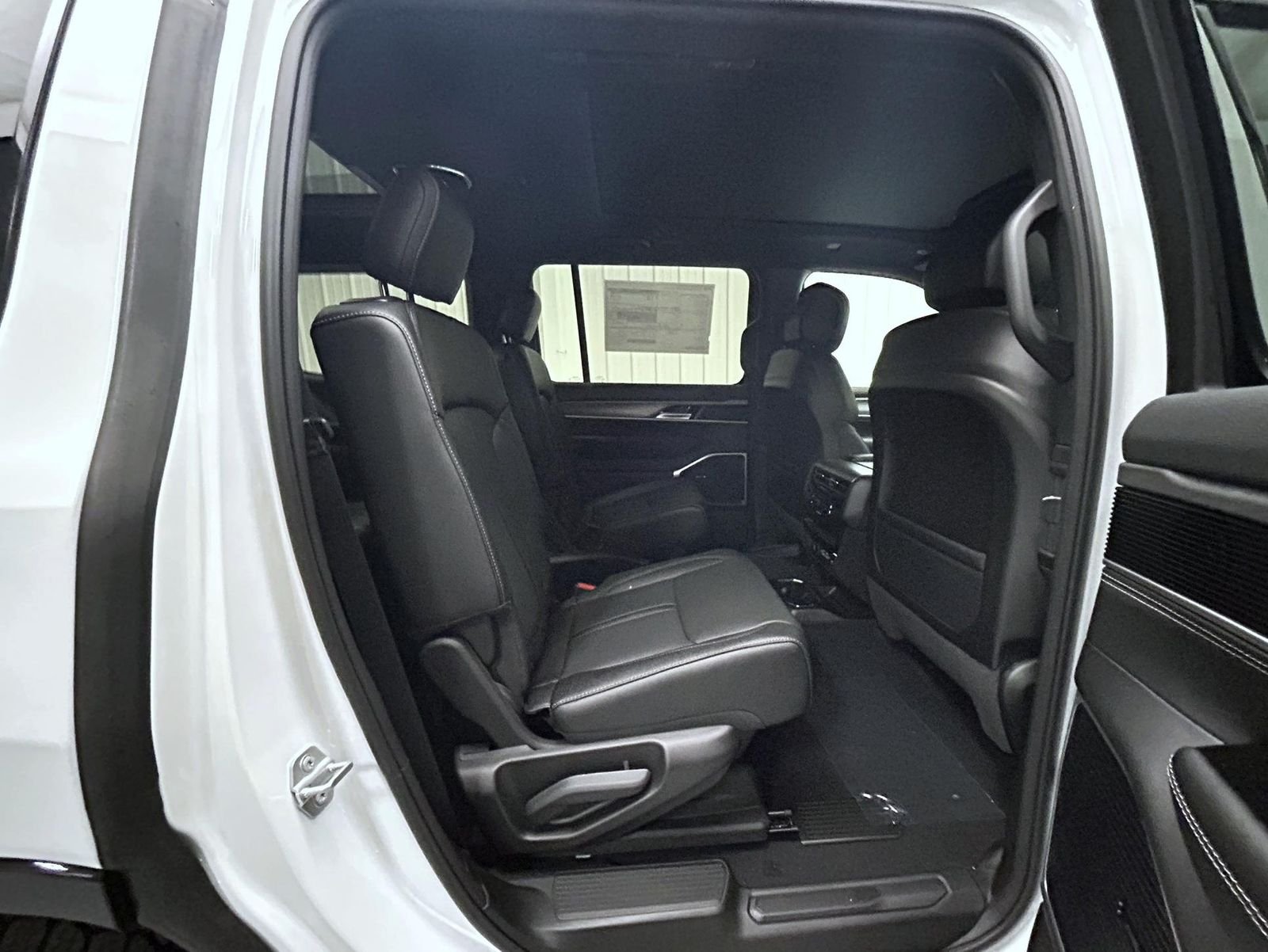 New 2026 Bright White Clear-Coat Exterior Paint Jeep Upland image 18