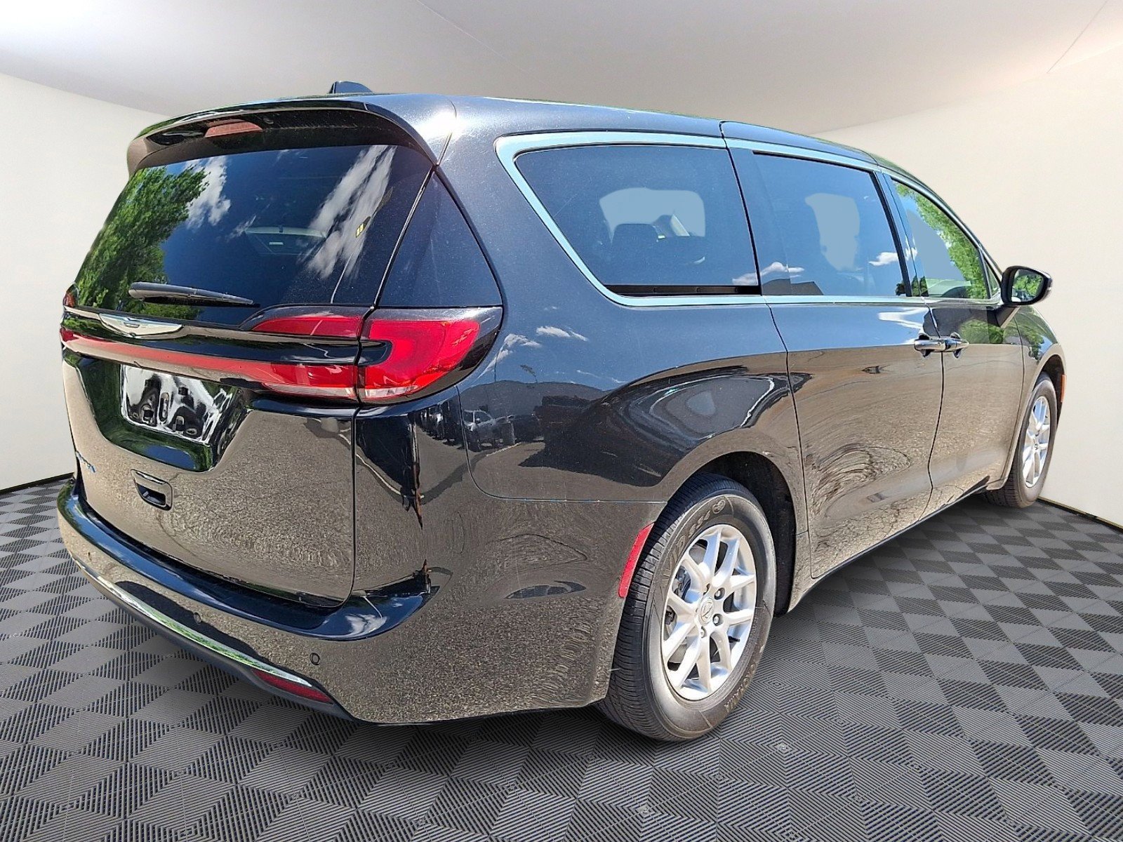 Used 2023 Brilliant Black Crystal Pearlcoat Chrysler Touring L image 5