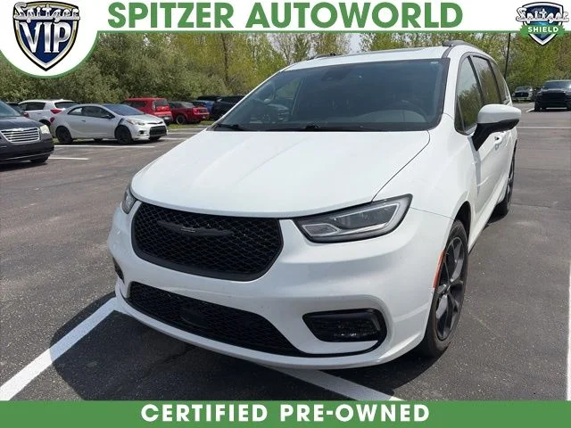 2023 Chrysler Pacifica Touring L AWD's photo