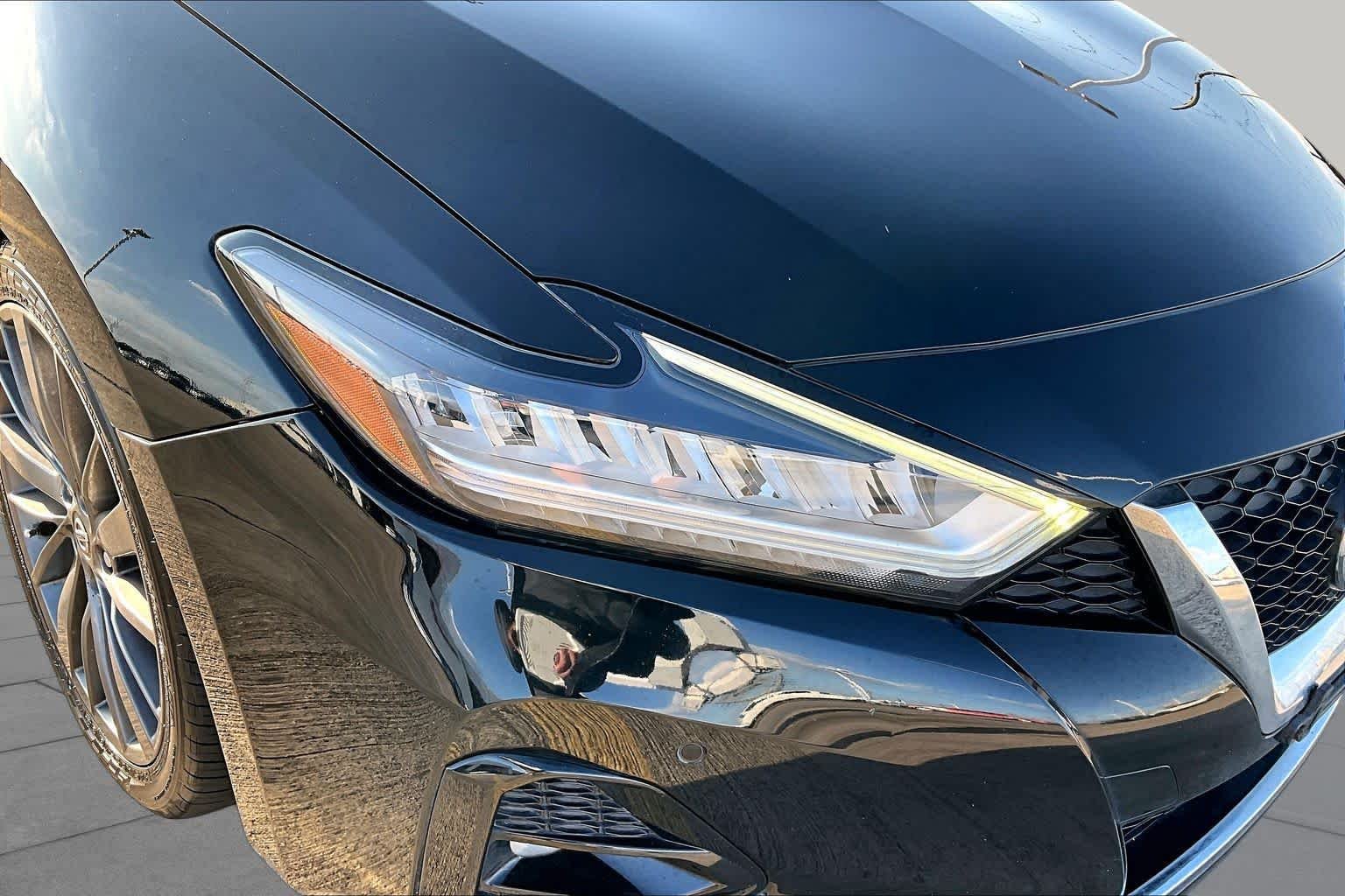 Used 2020 Super Black Nissan Platinum image 24