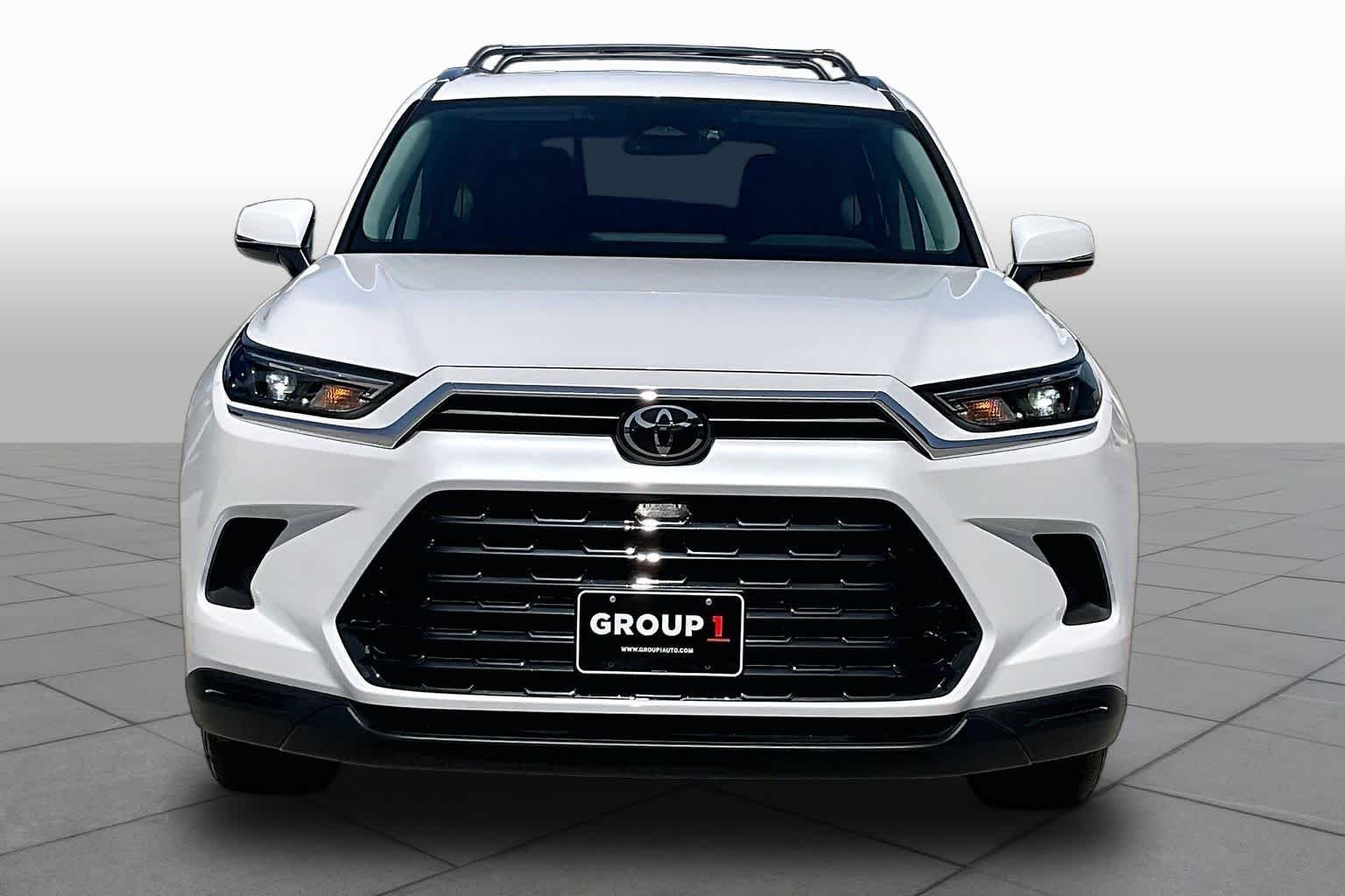 Used 2026 Wind Chill Pearl Toyota XLE image 5