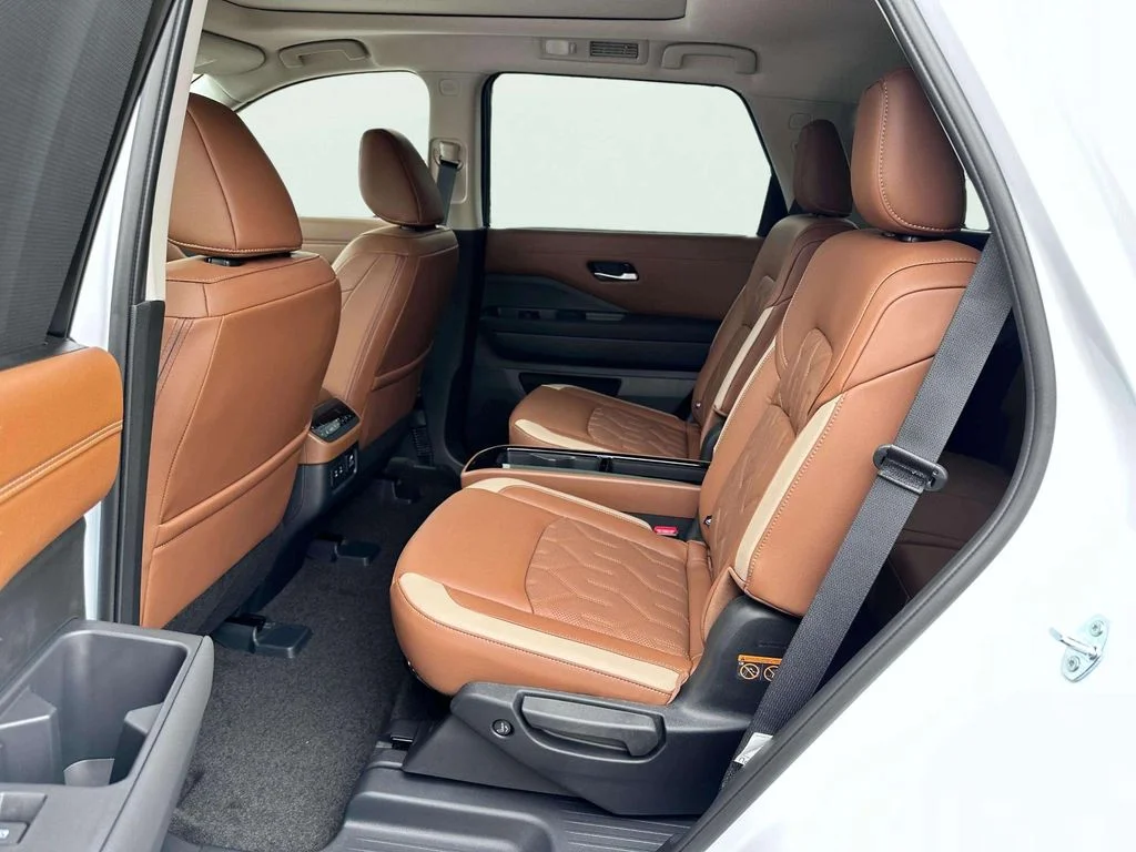 New 2026 Everest White Pearl/Black Nissan Platinum image 14