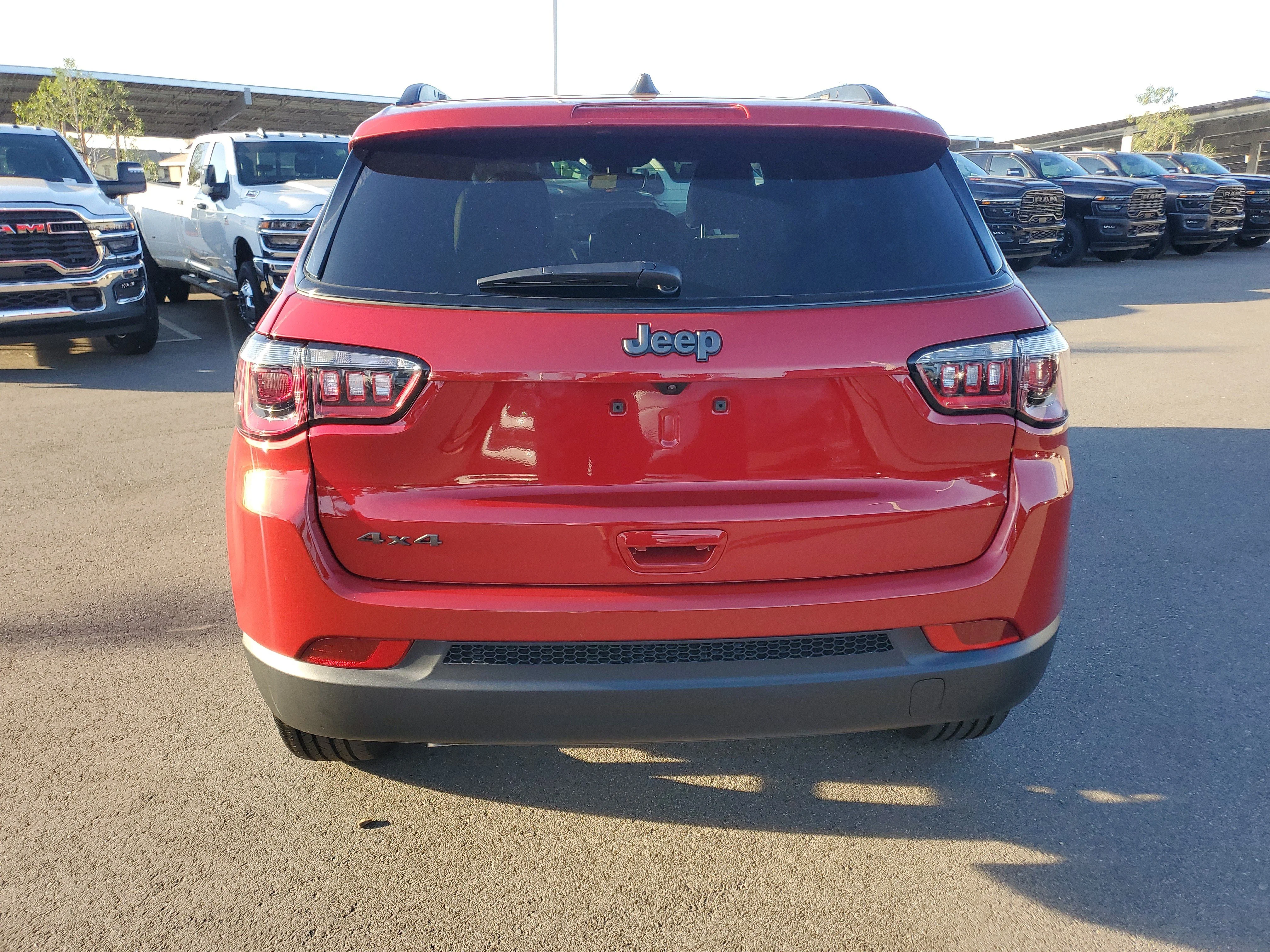 New 2026 Red Hot Pearl-Coat Exterior Paint Jeep Latitude image 3