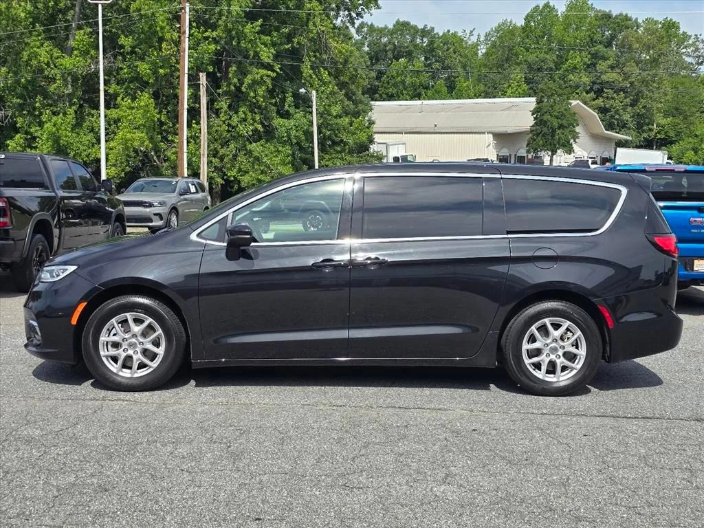 Used 2023 Black Chrysler Touring L image 23