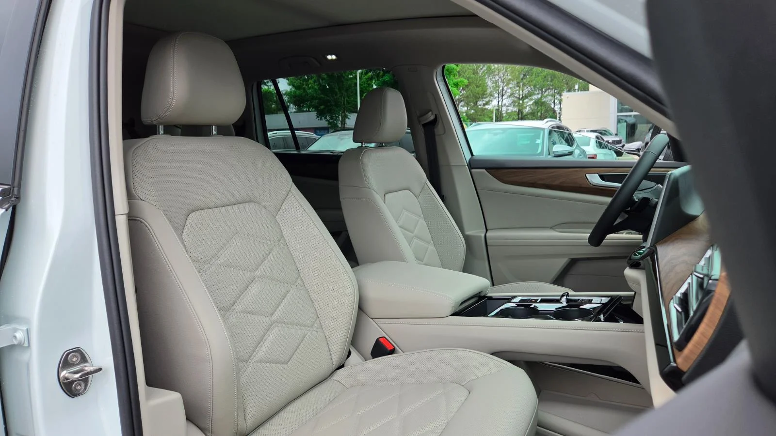 New 2026 opal white pearl Volkswagen 2.0T SE w/Technology image 54