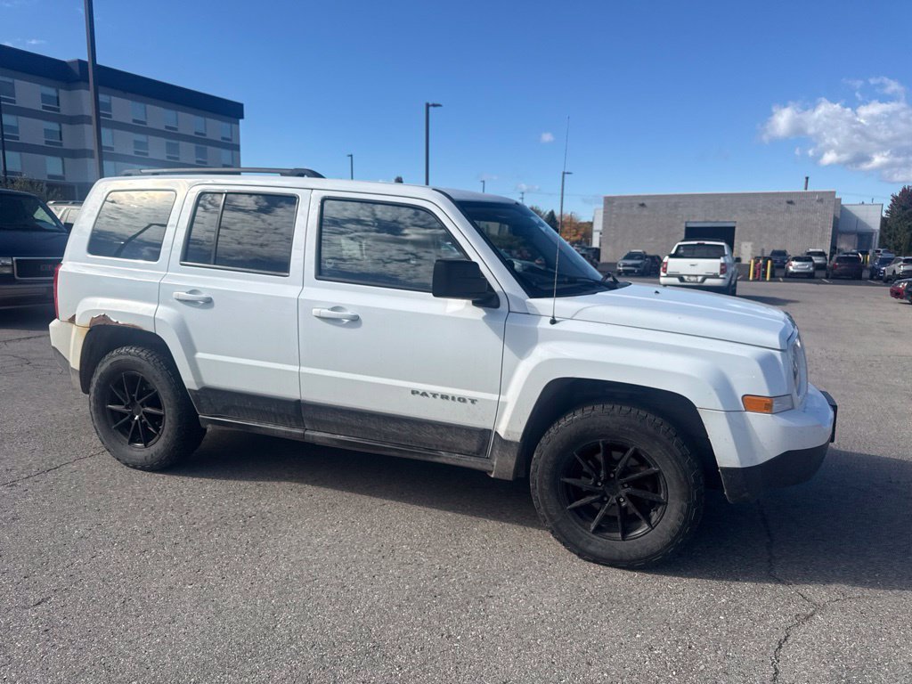 Used 2015 Bright White Clearcoat Jeep Sport image 11