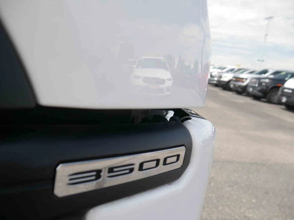Used 2025 White GMC AT4 image 31