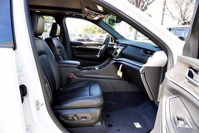 New 2026 Bright White Clear-Coat Exterior Paint Jeep Limited image 14