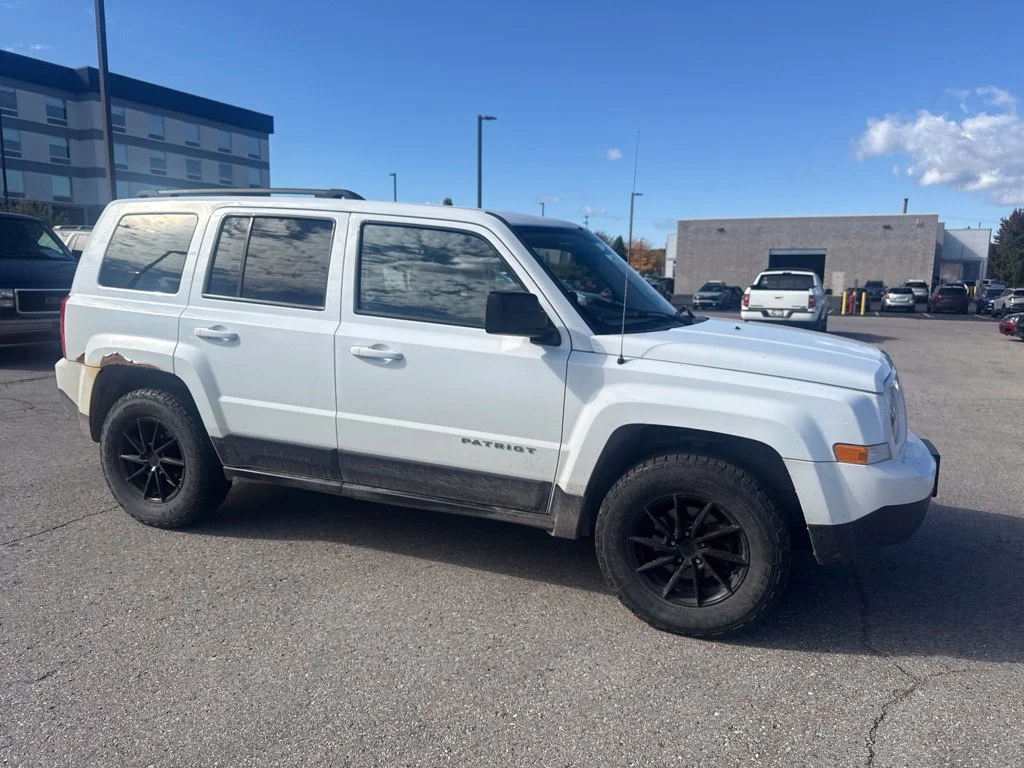 Used 2015 Bright White Clearcoat Jeep Sport image 11