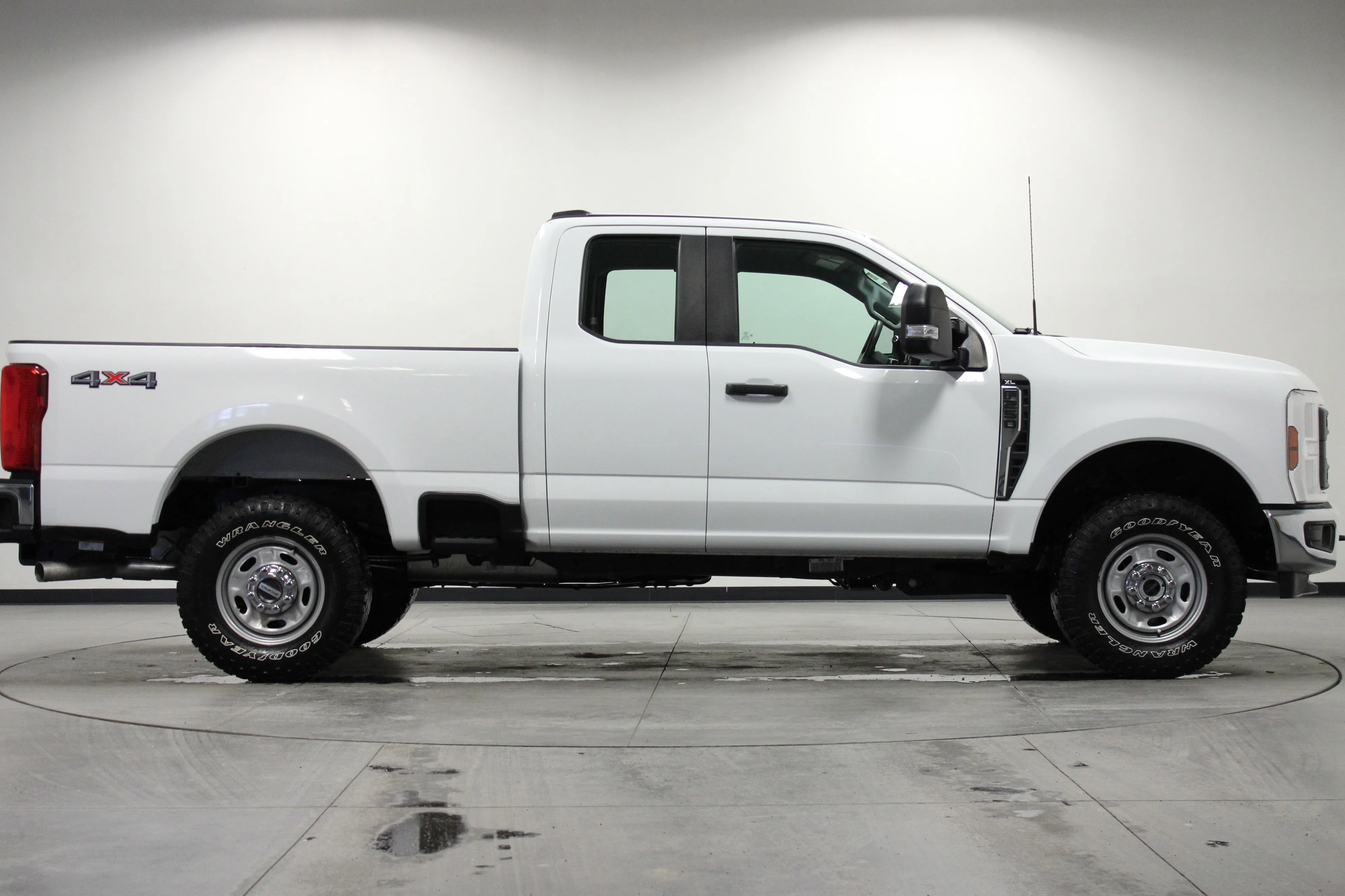 Used 2024 Oxford White Ford XL image 3